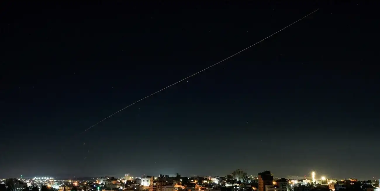 Un misil iraní sobrevuela Israel, visto desde Hebrón, en la Cisjordania ocupada por Israel, este 7 de junio de 2026. Foto: REUTERS / Mussa Qawasma.