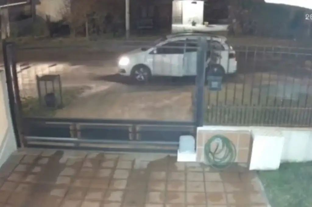 Motochorros le robaron el auto a una mujer