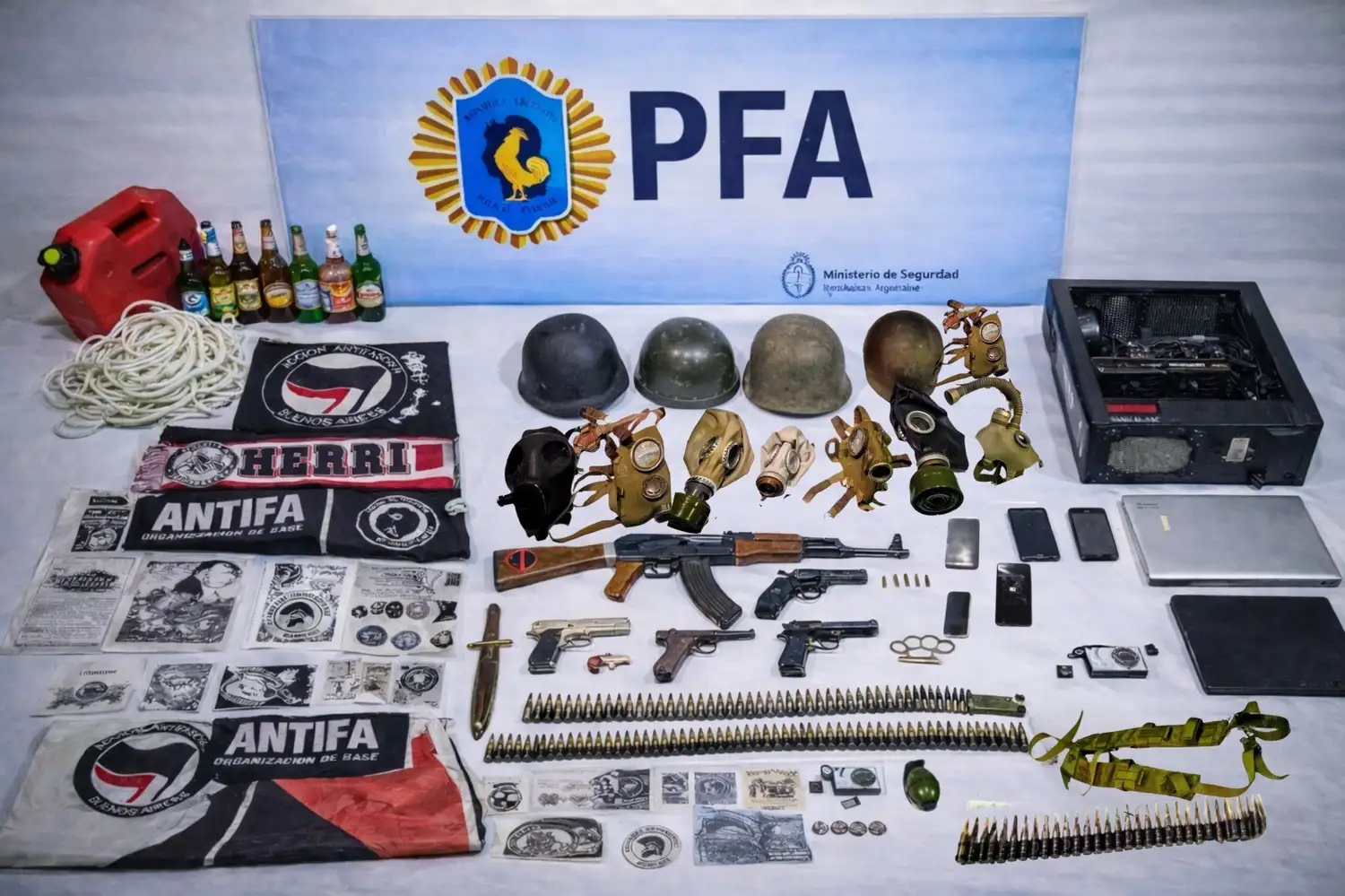 Durante el allanamiento se secuestraron réplicas de un fusil de asalto AK-47, cinco pistolas de distintos calibres, dos revólveres, entre otros objetos.