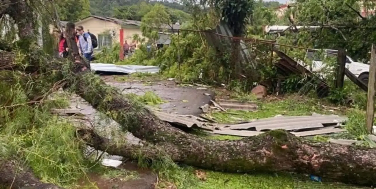 Dos tornados provocaron graves destrozos y daños materiales en la región.
