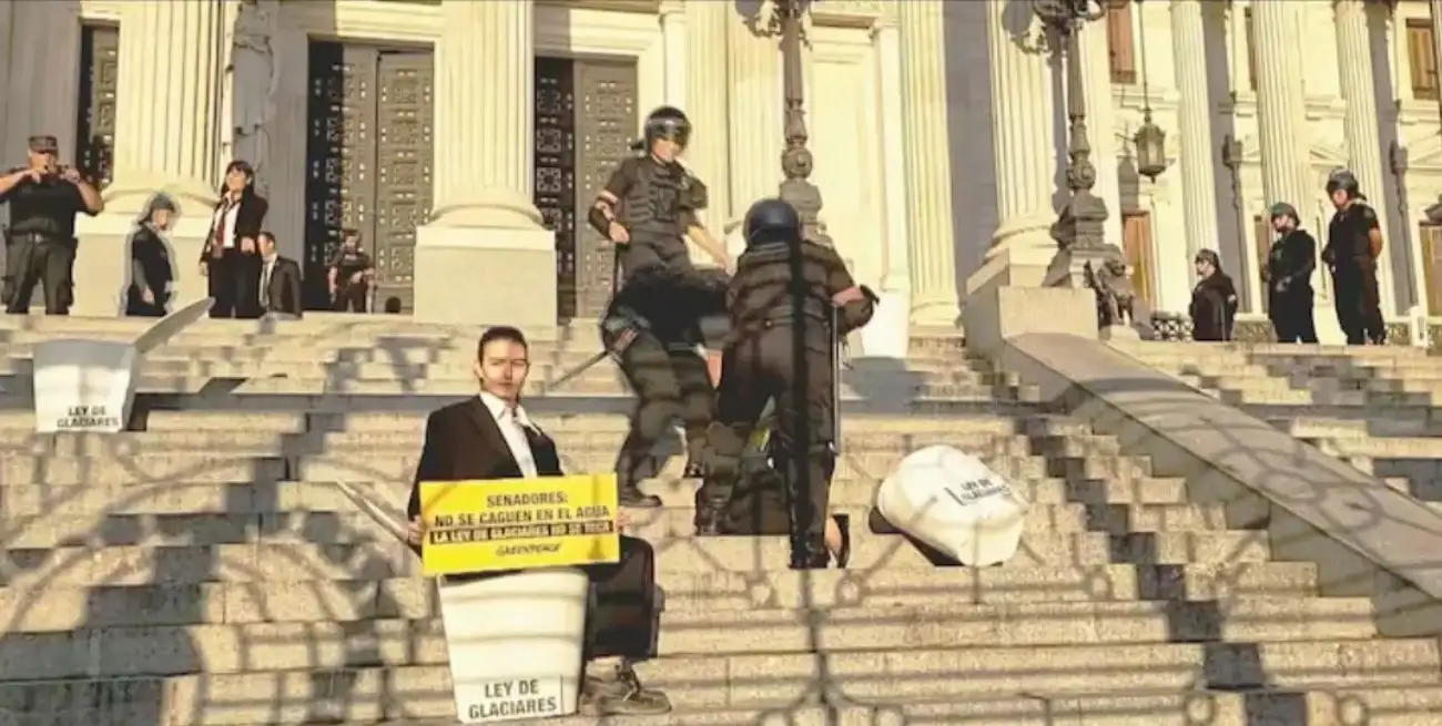 Los manifestantes saltaron la reja del Palacio Legislativo y se sentaron en las escalinatas.