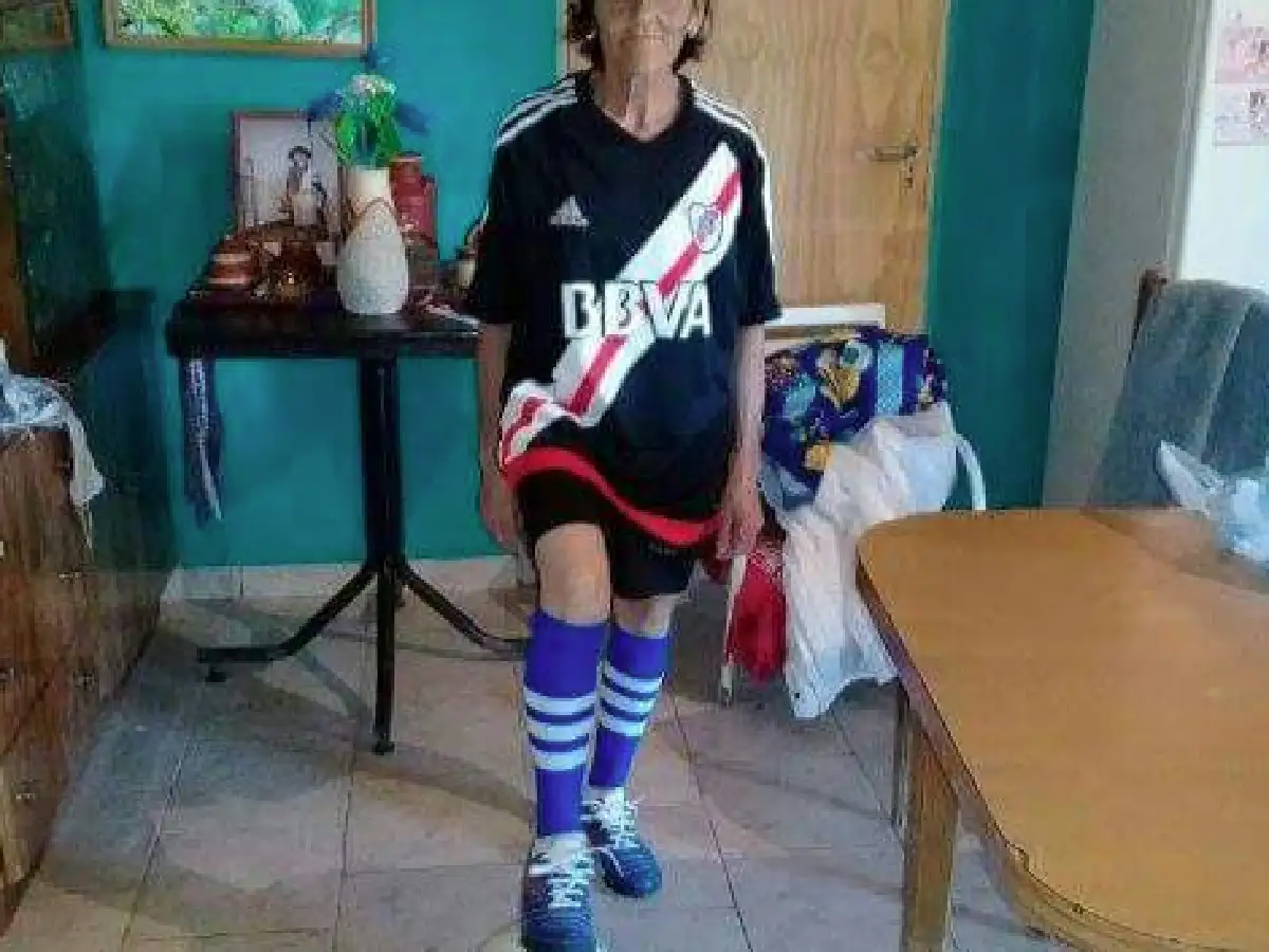 A sus 62 años, Kika  gambetea al tiempo y  sigue jugando a la pelota 