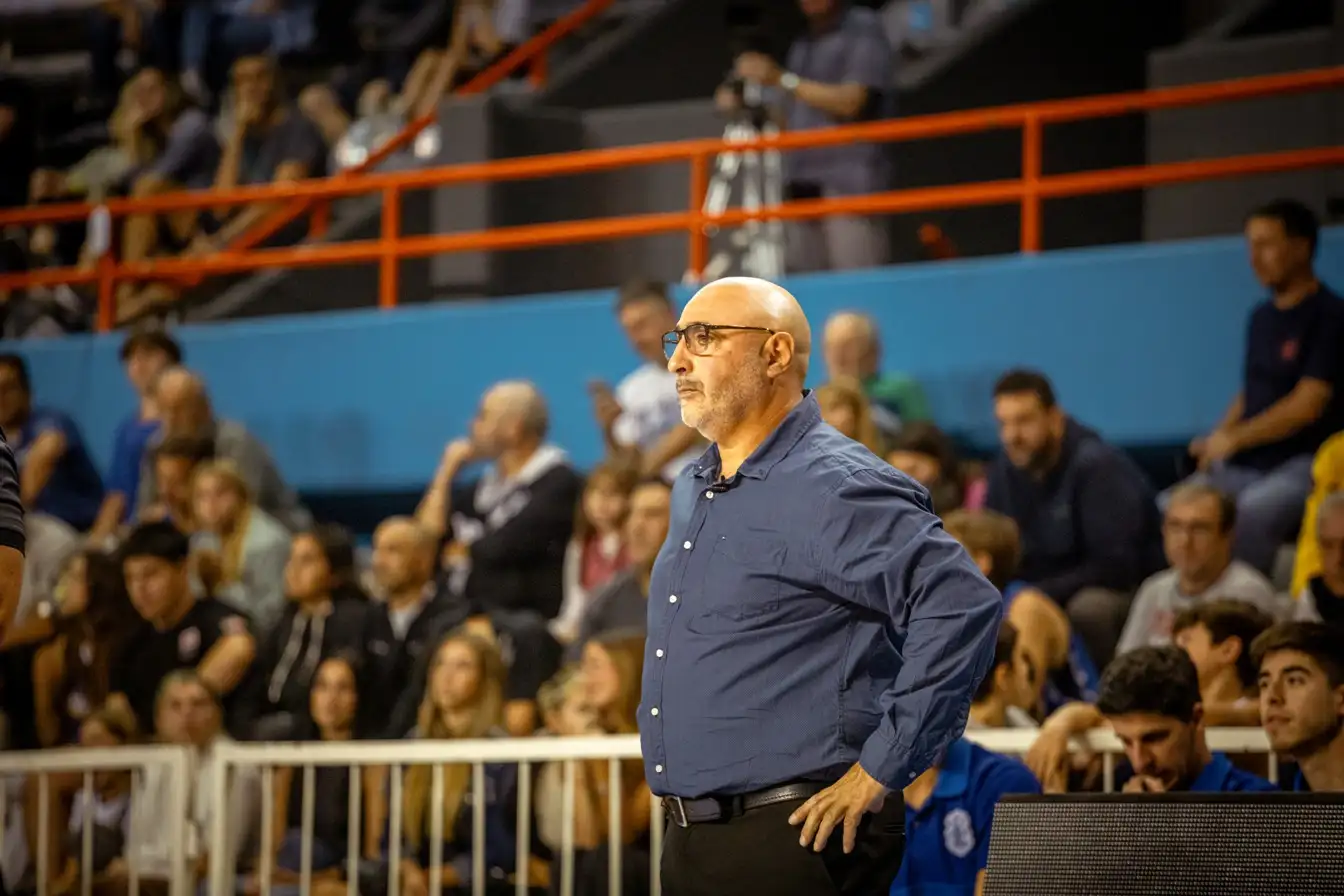 Hernán Laginestra mirando el juego esta noche.