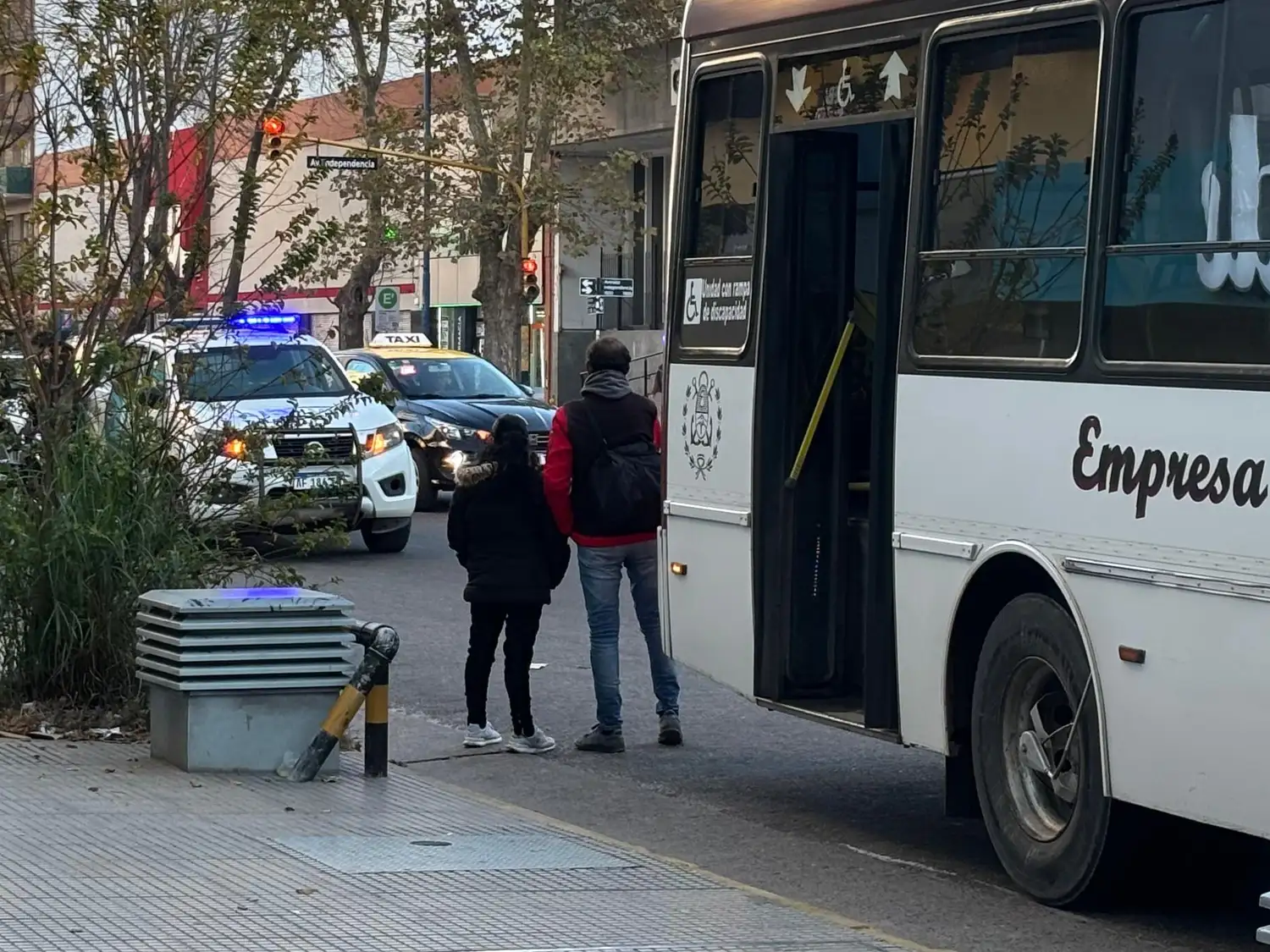 Susto en el centro: un colectivo de la línea 717 chocó a una moto