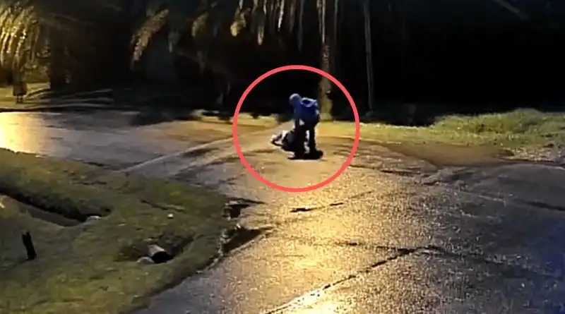 La joven iba en camino a la facultad cuando fue sorprendida por la espalda.