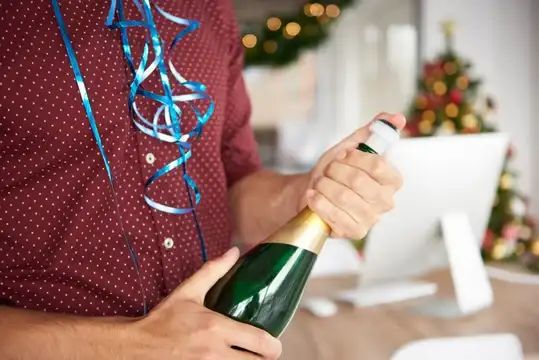 Para proteger los ojos, hay que abrir con cuidado las botellas.