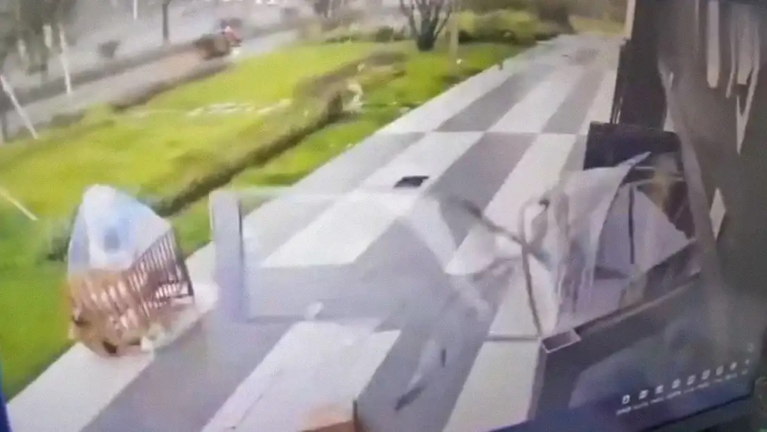 El viento levantó una cuna y lanzó a una niña fuera de un comercio en Shenzhen.