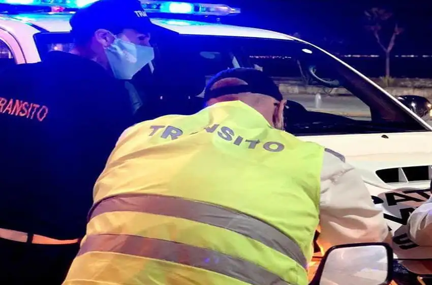 Conductor alcoholizado chocó contra un árbol