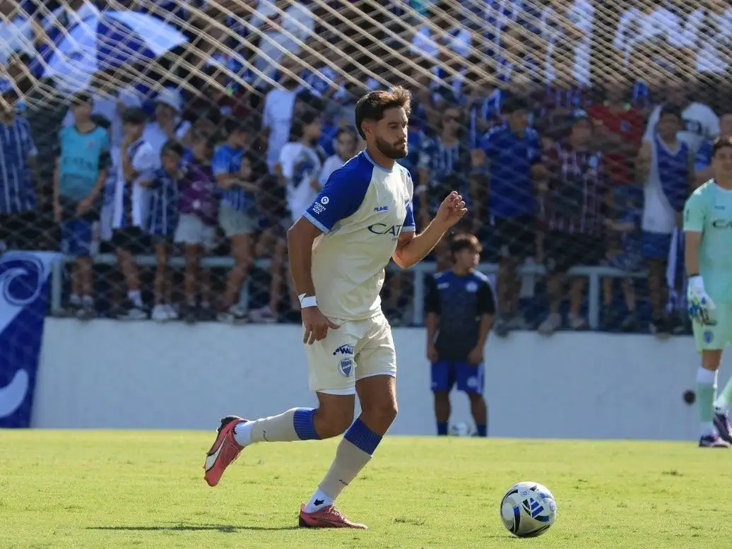 El varíllense se rompió los ligamentos.