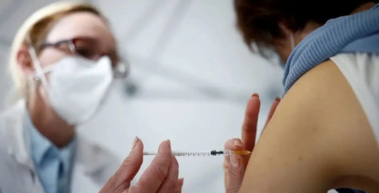 Coronavirus: Francia recomienda acortar a tres meses el plazo para el refuerzo