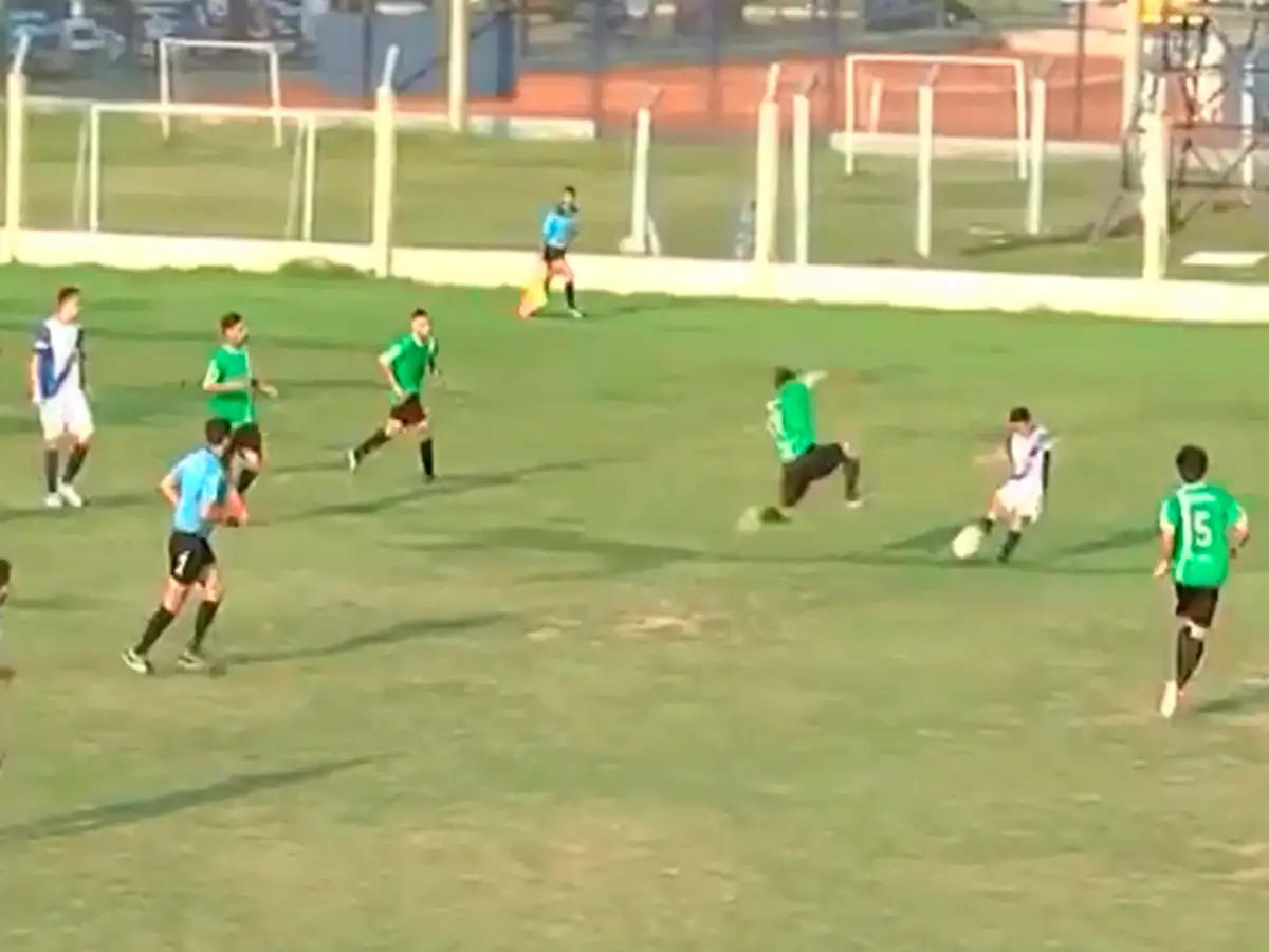 Tremenda patada a lo Bruce Lee en la Liga Regional