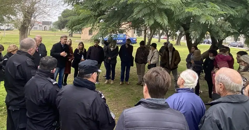Autoridades y vecinos reunidos por los hechos de inseguridad ocurridos en el último tiempo.