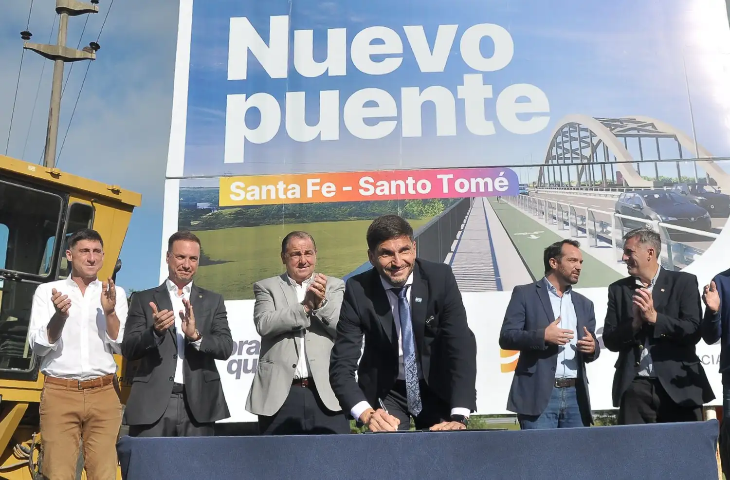 El gobernador en el momento de la firma del acta de inicio de obra.