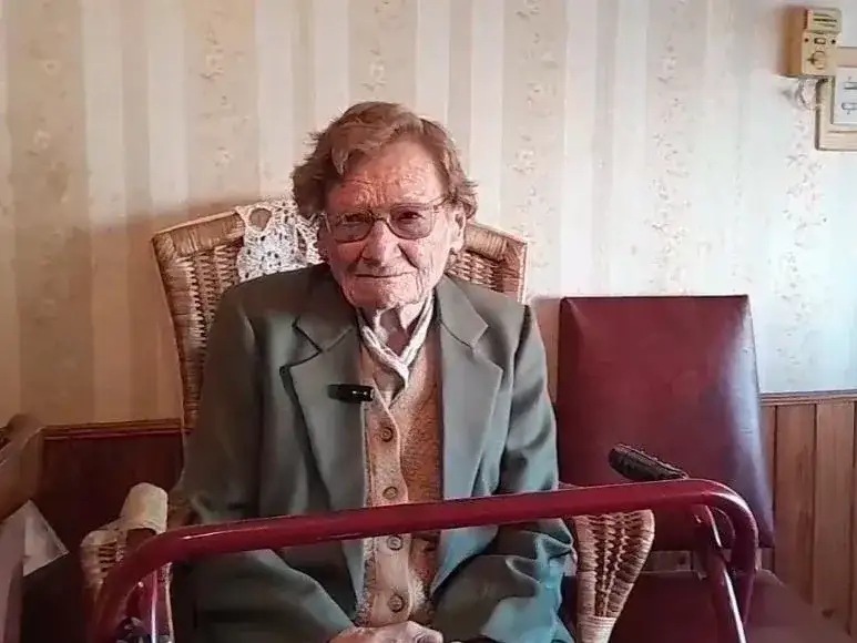 Leonor Fiore luce sus jóvenes cien años.