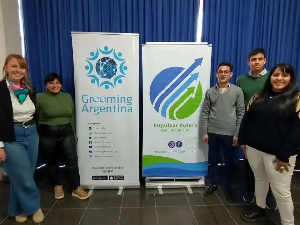 Los jóvenes se calzan la camiseta de  tejer redes en la era de la información