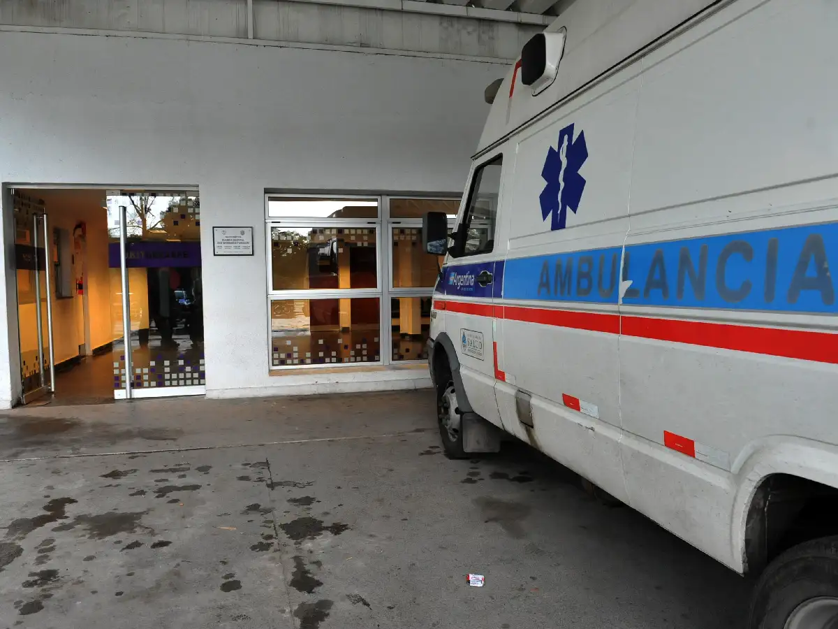  Un joven herido tras chocar moto y auto 