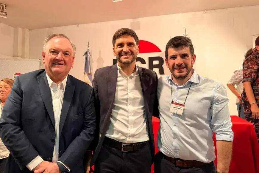 Chiarella, junto a Pullaro y Michlig, el día de su asunción como nuevo presidente del comité nacional de la UCR.