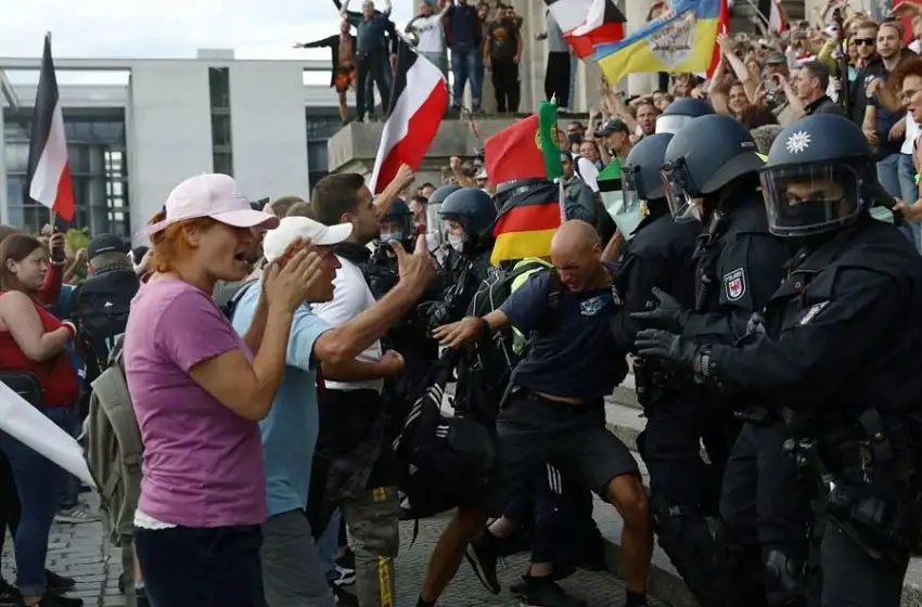 Luego de violentas marchas anticuarentena, escupen e insultan al ministro de Salud alemán