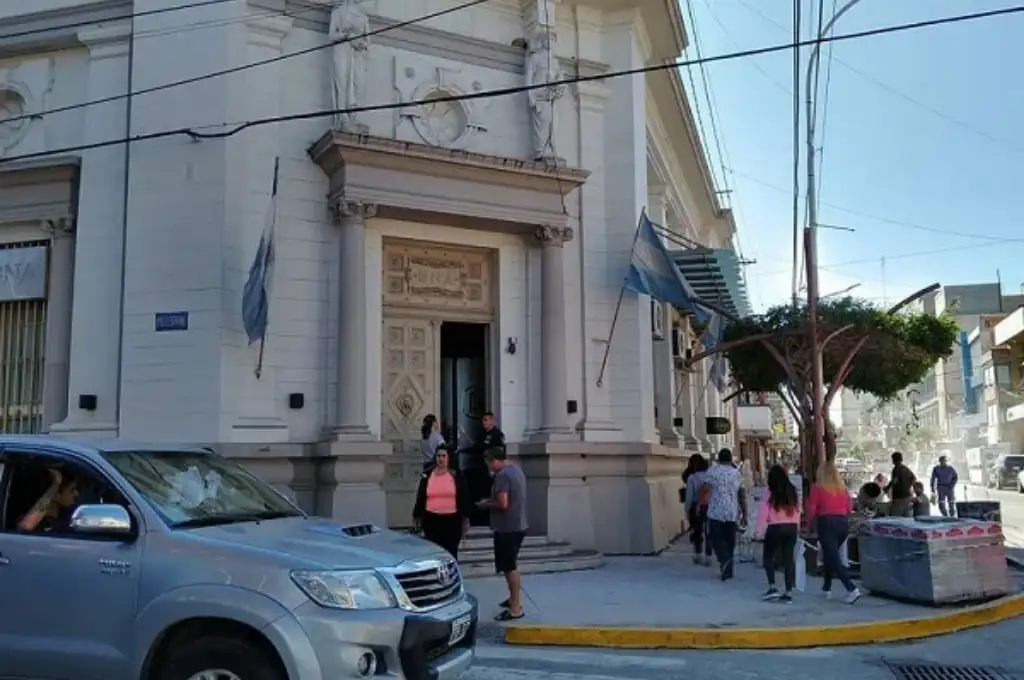 Evitó ir a juicio por un cheque robado pagando $600 por mes