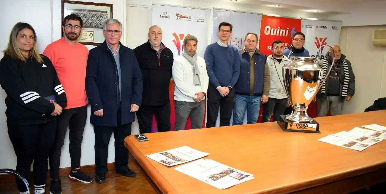 ¿Quién se queda con la Copa?. Daniel Di Lena, en nombre del Gobierno de la Provincia y la Lotería de Santa Fe, posando junto al ya tradicional trofeo y los representantes de clubes, junto a dirigentes de las ligas y la Federación Santafesina de Fútbol. ¡Se vienen los octavos de final!. Foto: Guillermo Di Salvatore