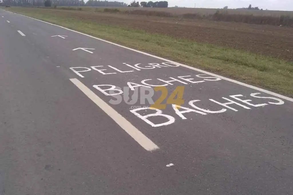 ¡Cuidado con el bache!: vecinos pintaron una ruta de Santa Fe para alertar sobre su mal estado