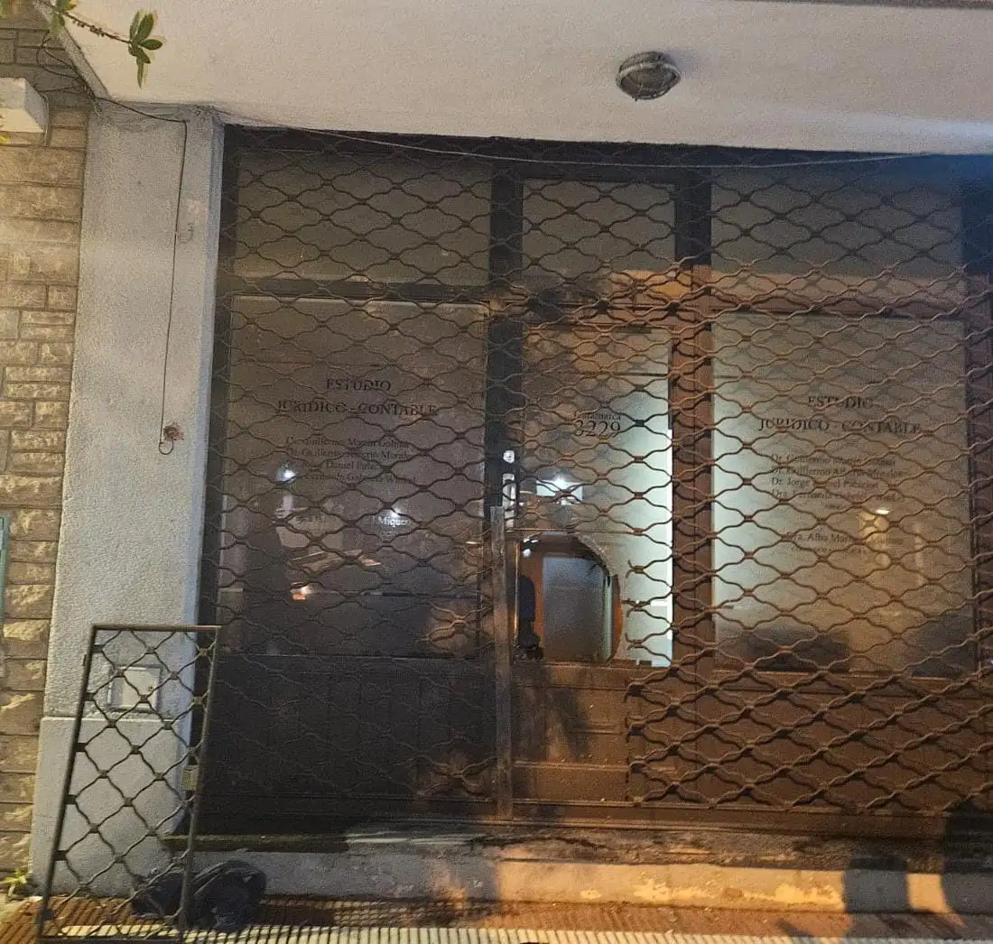 Frente del estudio Jurídico violentado anoche.