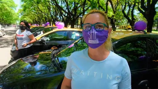 Lamentable: le quitaron la chapa a una taxista por llevar barbijo de She Taxi