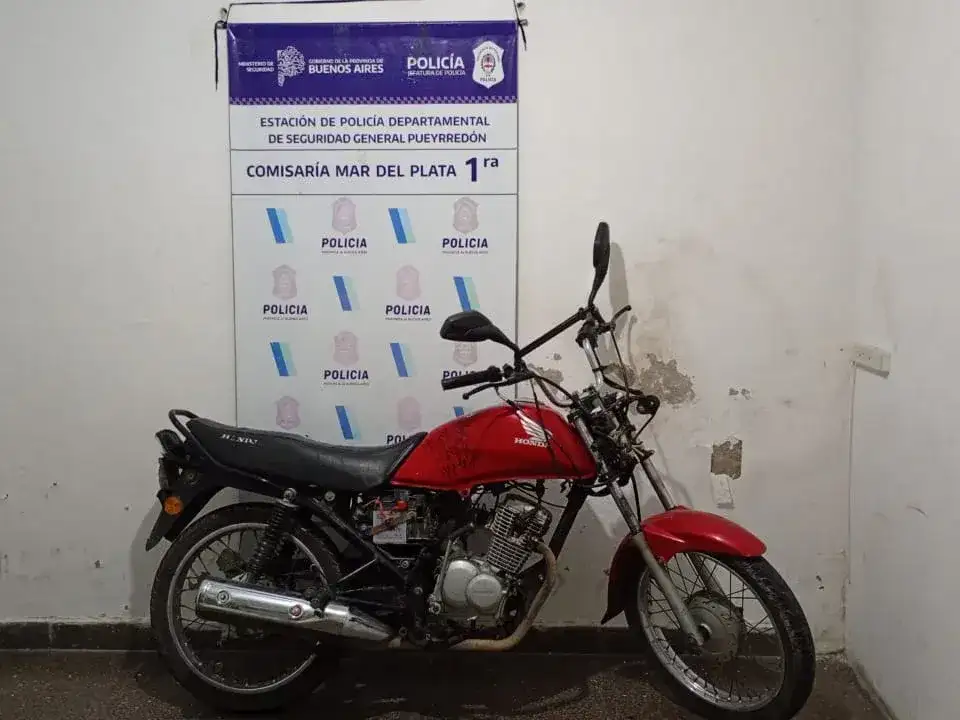 Los efectivos comprobaron que la Honda CB1 de 125 cc, color rojo, tenía un pedido de secuestro vigente