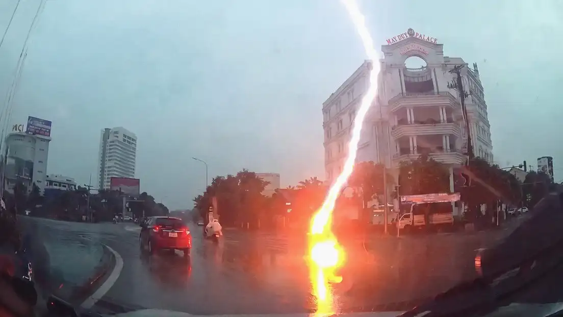 Un rayo cayó sobre una motociclista en plena calle.