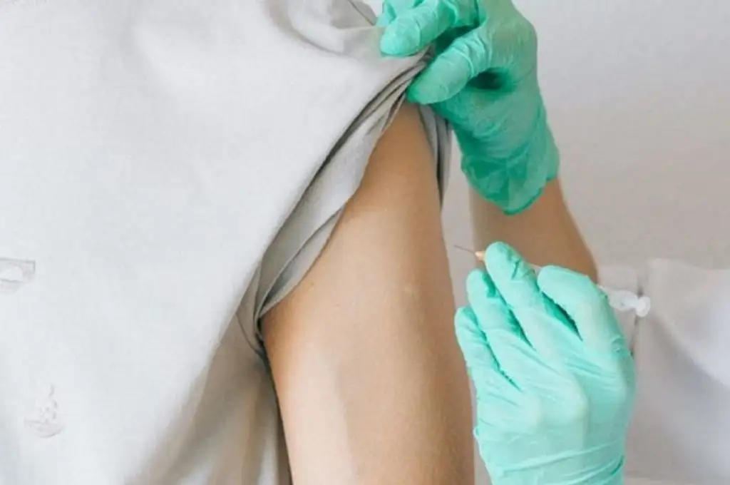 Insólito: se puso un brazo de silicona para vacunarse y obtener el pase sanitario