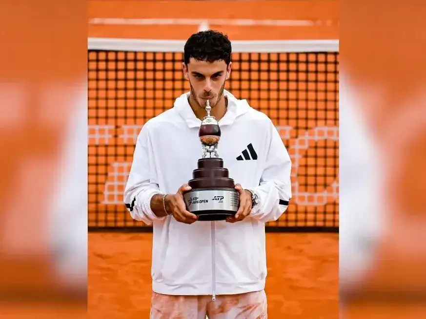 Cerúndolo celebra en Buenos Aires: el argentino conquistó el título ante su público. Foto: Marcelo Endelli/Getty Images