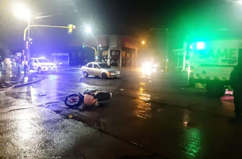 Choque entre una moto y un auto: un herido