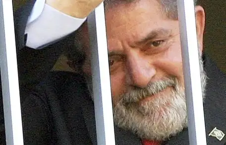 Lula dejó la comisaría y se dirige a la sede del PT