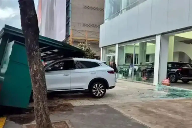 El auto terminó contra el puesto de diarios.
