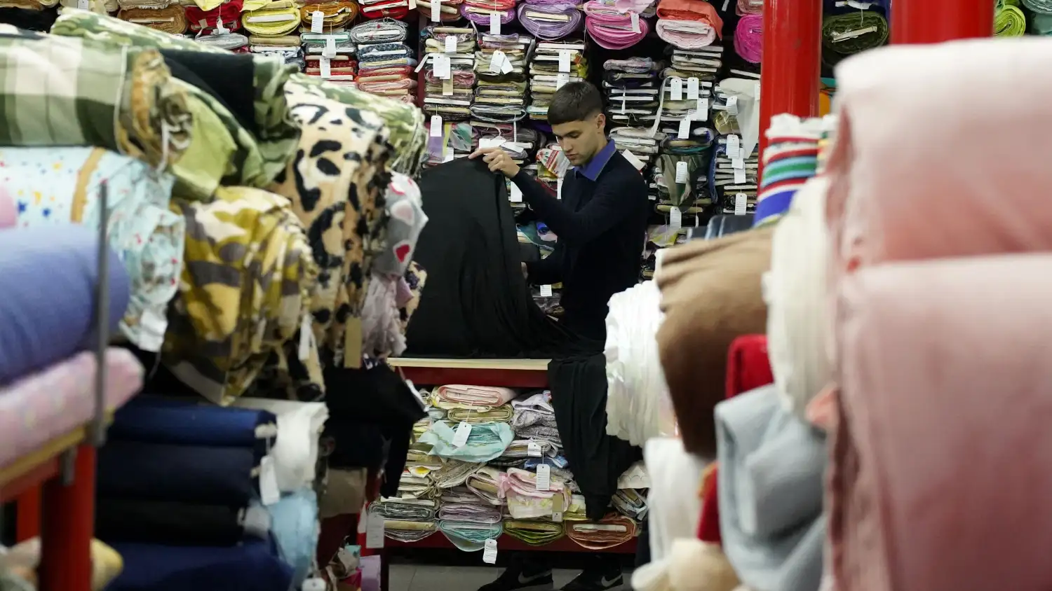 Empleados de La Reina asesoran a cada cliente con calidez y experiencia.