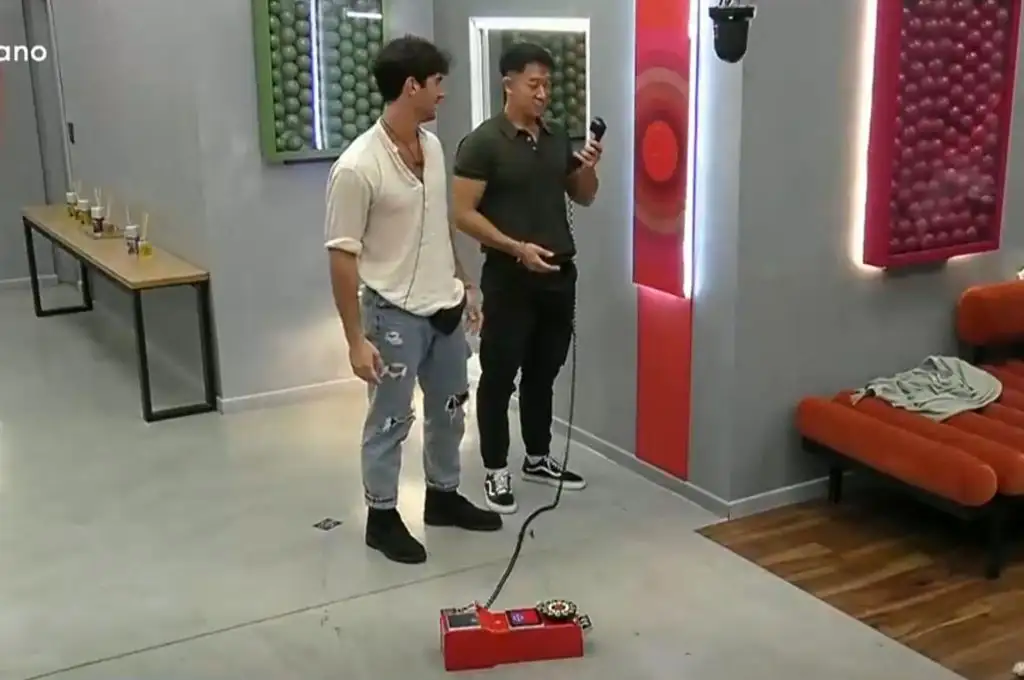 Nico y el Chino con el teléfono roto