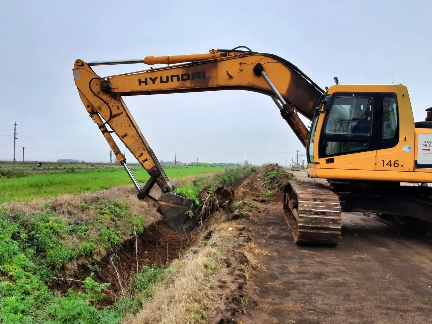 Limpieza y mantenimiento en los canales de desagüe de Villa Cañás para mejorar la infraestructura hídrica y prevenir anegamientos en la zona rural ante posibles lluvias intensas en la región.