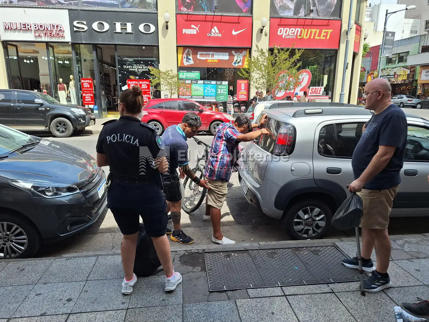 El hecho comenzó en un comercio ubicado en Santa Fe casi Rivadavia.