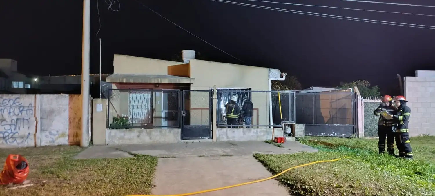 Los bomberos cortaron un candado del portón principal y, una vez dentro, localizaron el foco del incendio en una de las habitaciones traseras. Foto: BVVT