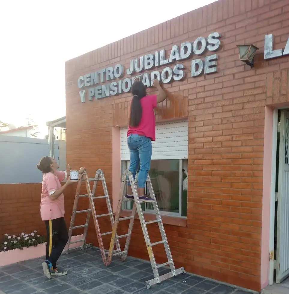 Las tareas comprendieron tanto el frente como en interior del inmueble.