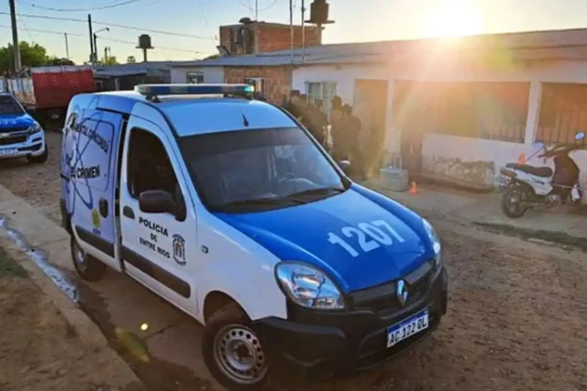 La víctima, Cecilia Miño, está hospitalizada con fractura de maxilar.