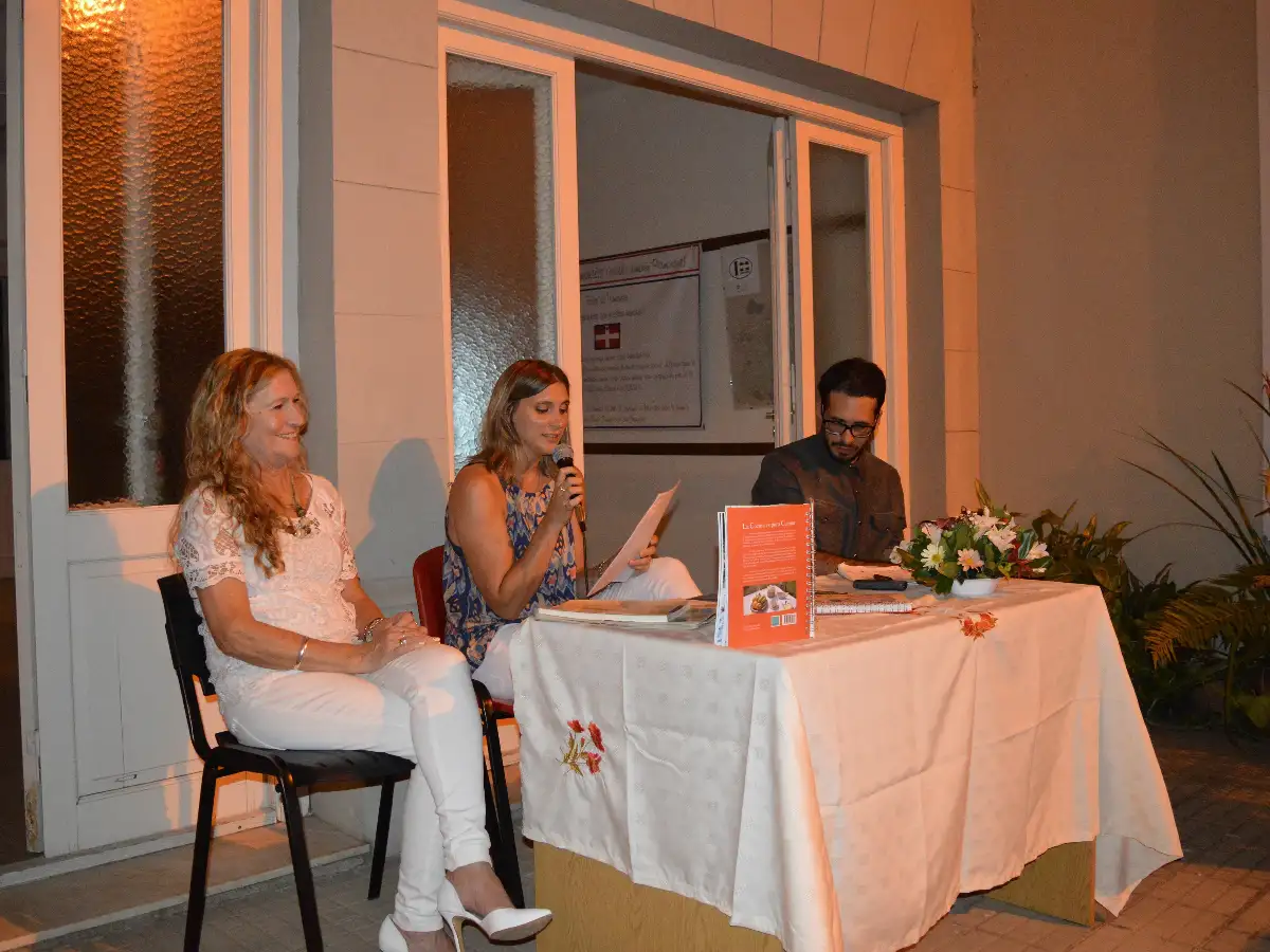 A Elva le gustaba hablar, a Betty escuchar y a Florencia escribir