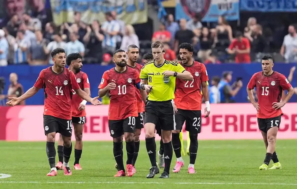 FIFA respaldó a los árbitros de Argentina-Egipto tras las críticas