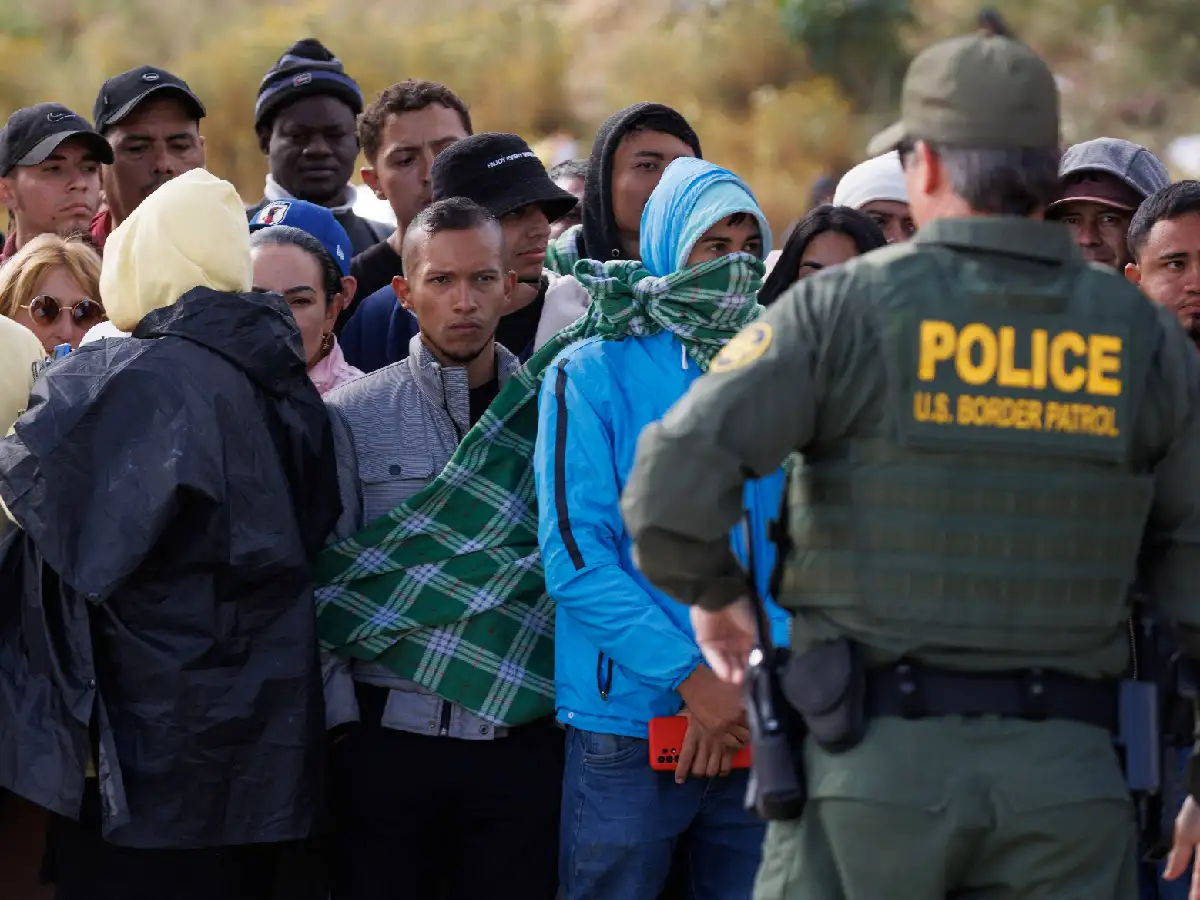 Una avalancha de migrantes colma la frontera entre Estados Unidos y México