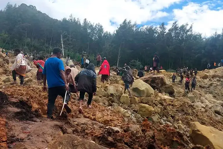 Papúa Nueva Guinea estima que más de 2.000 personas quedaron sepultadas por el alud de tierra de la semana pasada
