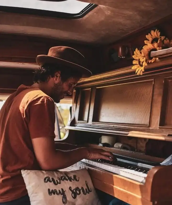 Manu Pozzi piano