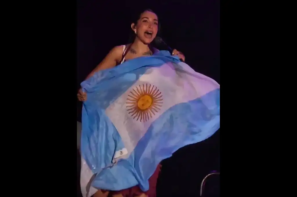El gesto de María Becerra con la bandera argentina que emocionó en Barcelona.