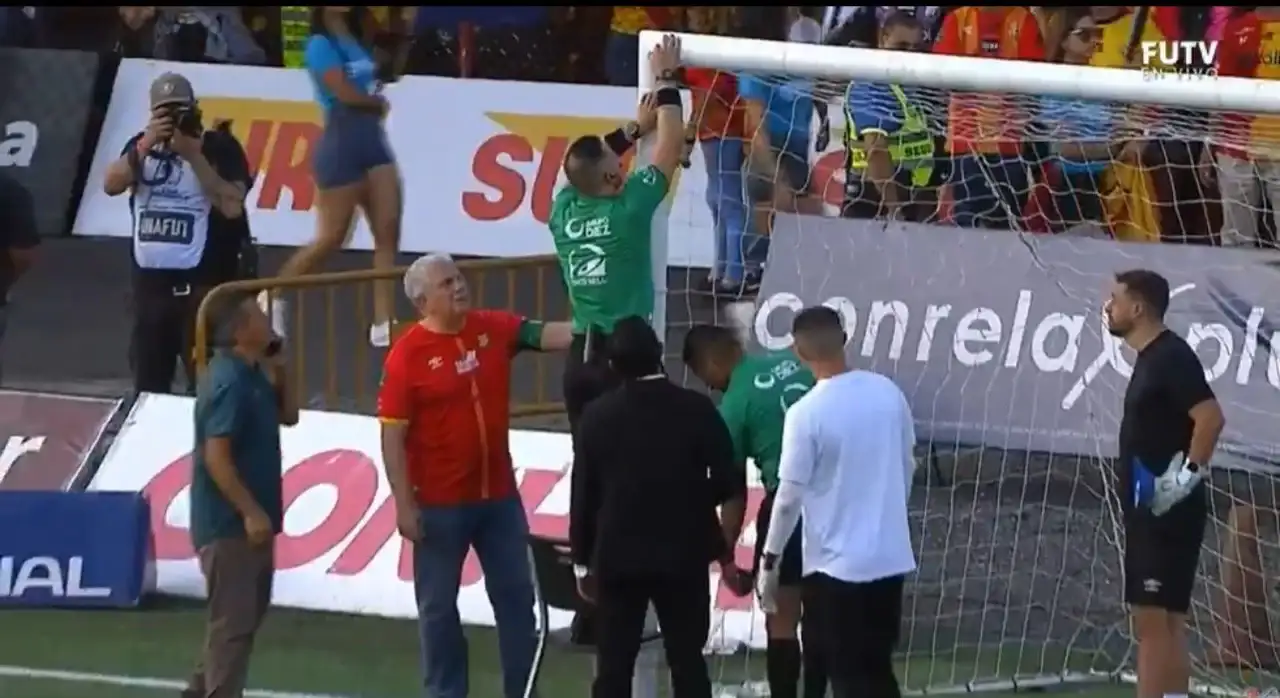 El momento en el que el árbitro medía el tamaño del arco.