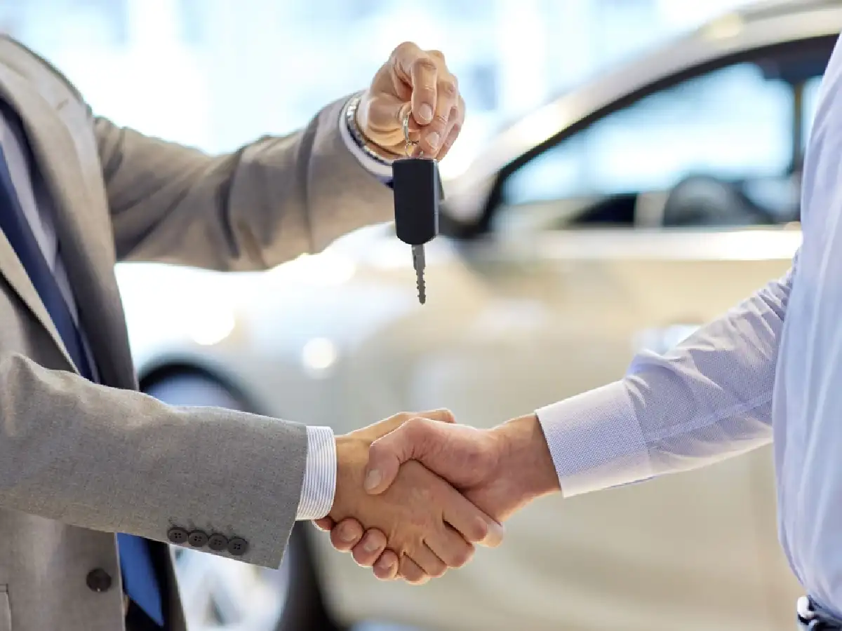 El Gobierno bajará por decreto los impuestos a los autos 