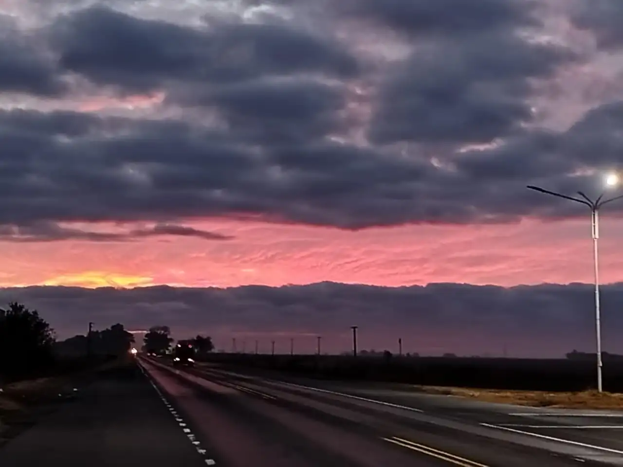 Amanecer con vientos y mayormente nublado.
